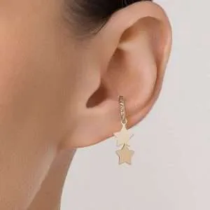 Alternative view of Piercing con 2 estrellas colgantes enchapado en oro de 18k