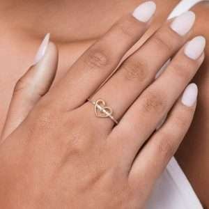 Anillo de circonia con corazón enchapada en oro de 18k