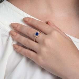 Alternative view of Anillo de corazón con circonia azul enchapadas en oro de 18k