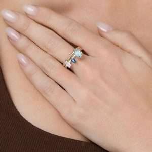 Alternative view of Anillo de varias formas con circonias de colores enchapadas en oro de 18k