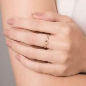 Alternative view of Anillo delgada con corazón y circonia enchapada en oro de 18k