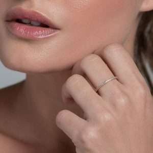 Anillo eternity con circonias enchapadas en oro 18k