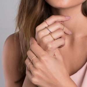 Alternative view of Anillo eternity con circonias enchapadas en oro 18k