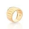 Anillo maxi con detalle de relieve enchapadas en oro de 18k - Imagen 2