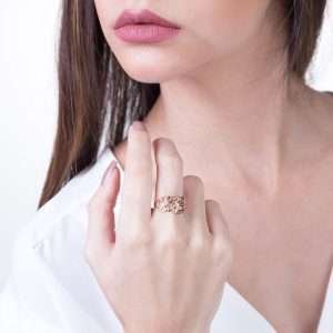 Alternative view of Anillo corazones calados en oro 18k enchapadas en oro de 18k