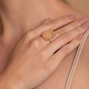 Alternative view of Anillo solitario maxi con cristal y circonias enchapadas en oro de 18k